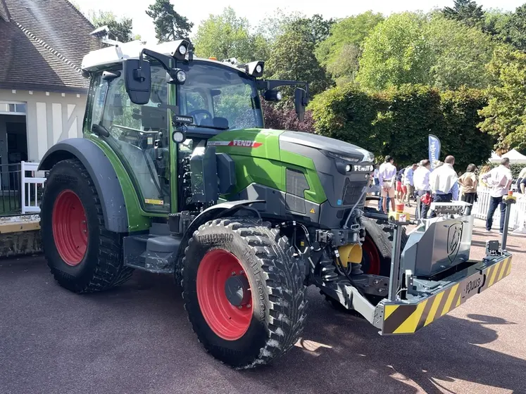 <em class="placeholder">Kit autonome Iquus sur tracteur électrique Fendt e107 Vario</em>