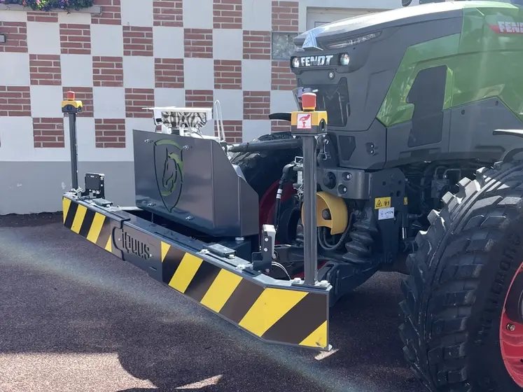 <em class="placeholder">Bumper avant de kit autonome Iquus sur tracteur électrique Fendt e107 Vario</em>