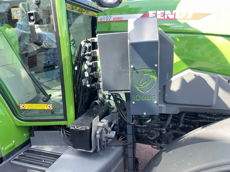 <em class="placeholder">Servomoteur côté droit de kit autonome Iquus sur tracteur électrique Fendt e107 Vario</em>