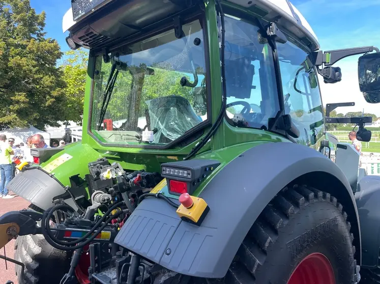 <em class="placeholder">Bouton d'arrêt d'urgence de kit autonome Iquus sur tracteur électrique Fendt e107 Vario</em>