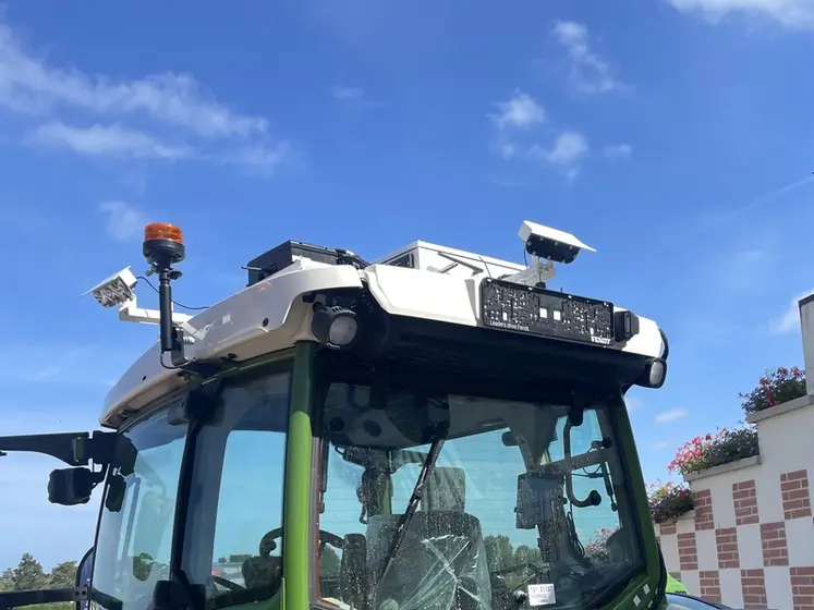 <em class="placeholder">Caméra de kit autonome Iquus sur tracteur électrique Fendt e107 Vario</em>