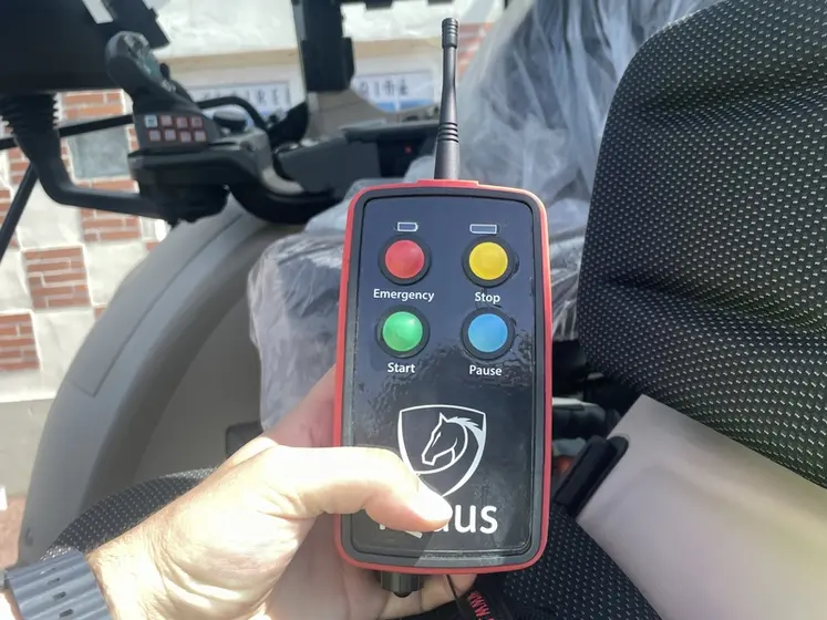 <em class="placeholder">Télécommande de kit autonome Iquus sur tracteur électrique Fendt e107 Vario</em>