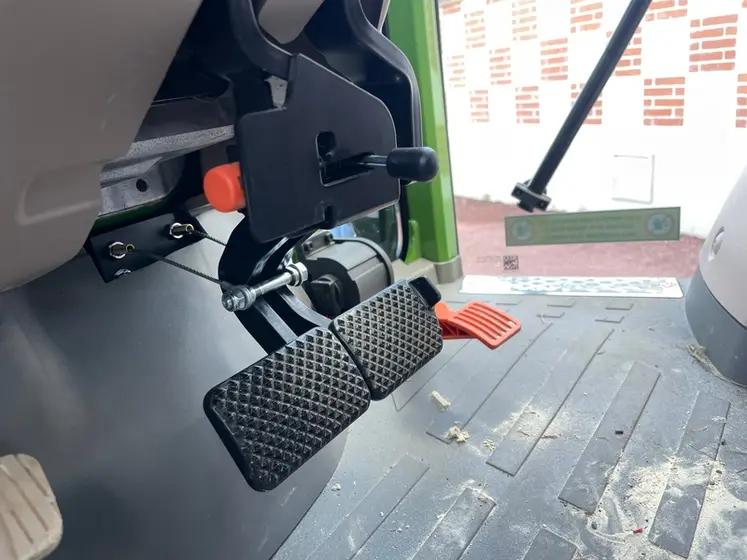 <em class="placeholder">Actionneur de pédale de frein de kit autonome Iquus sur tracteur électrique Fendt e107 Vario</em>