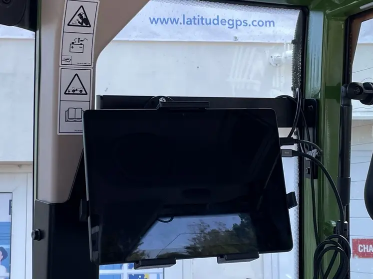 <em class="placeholder">Tablette de commande du kit autonome Iquus sur tracteur électrique Fendt e107 Vario</em>