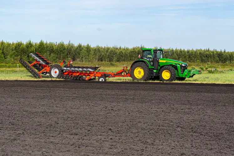 <em class="placeholder">Charrue semi-portée Kuhn Multi-Challenger XT avec tracteur John Deere</em>