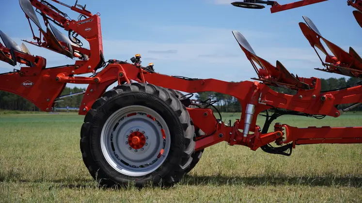 <em class="placeholder">Charrue semi-portée Kuhn Multi-Challenger XT</em>