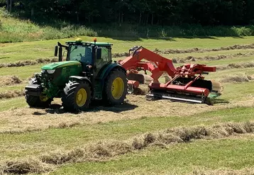 Andaineur à tapis SIP Air 900 T au travail avec tracteur John Deere