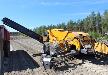 La ramasseuse Elho Scorpio 550 SF décharge dans les bennes jusqu'à 2,70 m de haut.