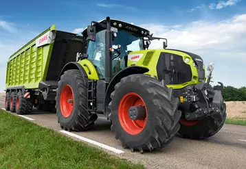 Le tracteur Claas Axion 800 peut disposer d'un débit hydraulique de 205 l/min © Claas