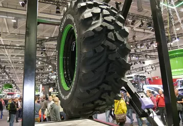 La nouvelle gamme de pneumatique Ground King se définit comme un intermédiaire entre le TRI 2 à usage majoritairement routier et un agricole classique. © L. Vimond
