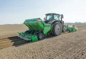 La planteuse AVR Ceres 440 est disponible avec un entraînement mécanique ou hydraulique indépendant des quatre rangs. © AVR