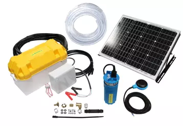 Le kit de pompage Solar Basic de La Buvette contient un panneau solaire d'alimentation de 55 watts, un coffre de batterie et le nécessaire pour les raccordements électrique et hydraulique. © La Buvette
