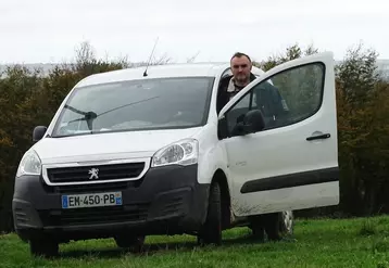 Jocelyn Bertrand a parcouru 40 000 km en trois ans avec son Peugeot Partner électrique. Il en apprécie l’absence de bruit et d’odeur à l’utilisation, contrairement à son précédent utilitaire à moteur diesel. © J. Bertrand