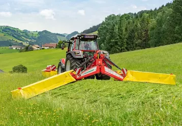 Demandant des tracteurs de 85-90 ch, les petites combinaisons de fauche triples, qui commencent à 7,24 m de large, offrent un bon suivi de sol, comparativement à une faucheuse arrière latérale de 4 à 4,40 m.  © Pöttinger