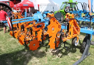 La bineuse Schmotzer Venterra 2K est pour l’instant proposée en largeurs de 4,50 à 6,75 m avec des écartements de 45, 50 et 75 cm. © M. Portier