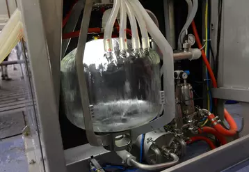 Les robots de traite Lely Astronaut A4 et A5 accèdent à une nouvelle fonction de rinçage à l’eau chaude après le passage d’une vache traitée avec un produit huileux, notamment certains antibiotiques.