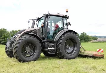 Le tracteur Valtra G125 profite d'un gabarit offrant une bonne polyvalence. 