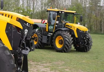Les tracteurs JCB Fastrac iCON des séries 4000 et 8000 développent de 178 à 348 chevaux.
