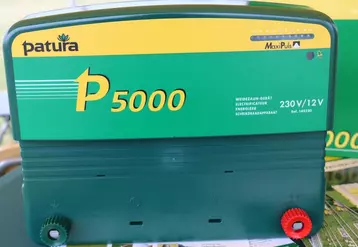 L’électrificateur P5000 MaxiPuls de Patura fonctionne aussi bien sur secteur que sur batterie 12 V.