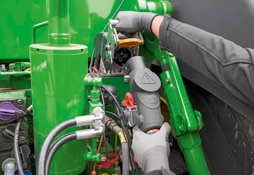 L'hybridation des moteurs thermiques ouvre la voie à l’entraînement électrique des outils attelés derrière le tracteur, comme peut le faire le John Deere 8R 410 équipé de la transmission à variation continue électromécanique eAutoPowr. 