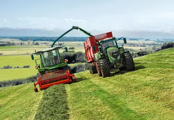Fendt Katana 650 à l'ensilage d'herbe avec tracteur Fendt et benne Kramp