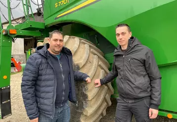 François et Vincent Roulet, entrepreneurs de travaux agricoles à Mery en Savoie. "Le broyeur de menues-pailles n’impacte pas trop le débit de chantier de la ...