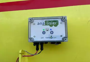 Le boîtier électronique de la solution Ana'Lisier de Vantage AM est relié en filaire à la sonde mesurant la conductivité du lisier et en Bluetooth à la tablette ou ...
