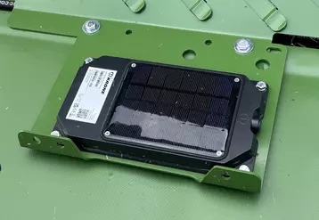 <p>Le boîtier de télémétrie embarqué SmartConnect Solar de Krone est alimenté par un petit panneau solaire intégré.</p>