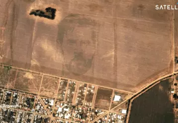 visage de Messi apparaissant dans un champs de maïs