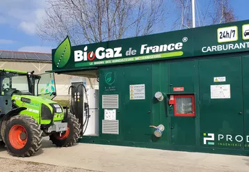 Dans le Rhône, un tracteur Claas d'occasion a été transformé pour carburer au biogaz. 