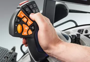 Les joysticks multifonctions offrent une ergonomie de plus en plus élaborée au fil des générations de tracteurs. Celui des T8 Genesis de New Holland offre une meilleure identification des boutons par le toucher.