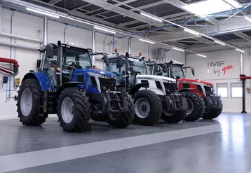 Massey Ferguson dispose à l'usine d'un atelier de personnalisation poussée des tracteurs avec une équipe de techniciens dédiée. 