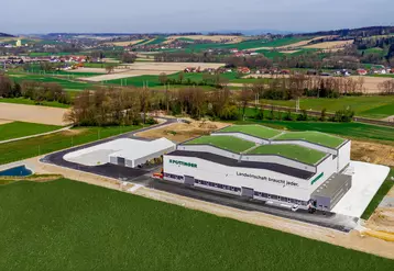 Derrière la toute nouvelle usine de Sankt-Georgen tout juste inaugurée, le second bâtiment est déjà en construction.
