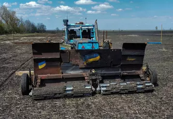 Un agriculteur ukrainien, Oleksandr Kryvtsov, a modifié et blindé un vieux tracteur pour déminer ses parcelles. 