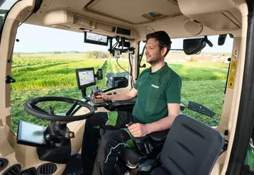 Le joystick ErgoSteer de Fendt permet de contrôler la direction du tracteur avec la main gauche, sans agir sur le volant.