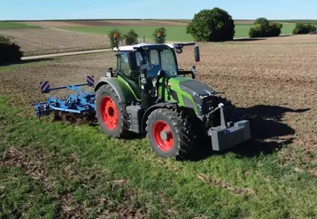 Tracteur agricole Fendt 600 Vario au champ avec outil Lemken