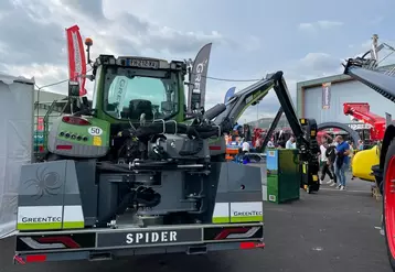 Travaillant aussi bien à gauche et à droite du tracteur, le bras de la débroussailleuse Spider de GreenTec pivote à 270 degrés.