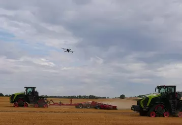 Drone volant en catégorie ouverte à proximité de tracteurs Claas Xerion 