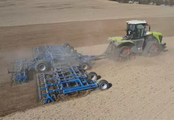 déchaumeur à dents Köckerling Allrounder Profilne 1270 avec Claas Xerion à quatre chenilles