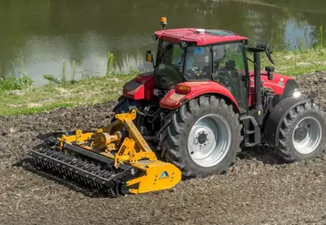 Herse rotative RMT d'Alpego au travail avec tracteur Case IH Maxxum 120