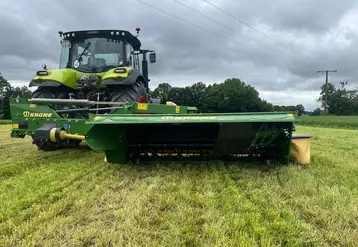 La faucheuse conditionneuse EasyCut R 320 CV peut recevoir une tôle d'andainage baptisée Grass Move.