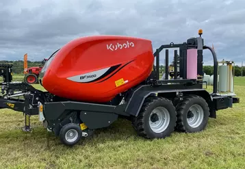 Combiné presse enrubanneuse BF3500 Flexiwrap de Kubota dans un champ