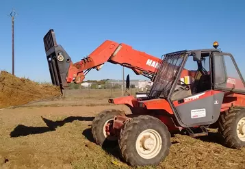 Le mini-profil 3D s'effectue à l’aide de fourches à palette sur un chargeur télescopique ou un chargeur frontal de tracteur.