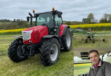 Tracteur McCormick X6.413 P6-Drive à l'andainage d'herbe.