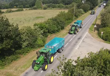 Tracteurs John Deere sur la route avec benne Rolland et épandeur à fumier Rolland