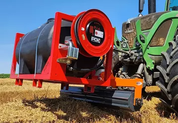 Rouleau tasse-andain Roll Paille de Gam Agri Pièces attelé sur le relevage avant d'un tracteur Fendt