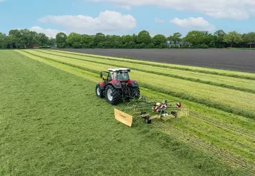 Andaineur monorotor traîné Krone  Swadro S 460 DB au champ avec tracteur Lindner