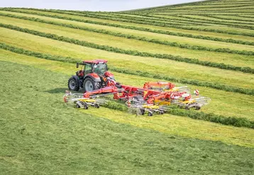 Pöttinger lance un andaineur à quatre rotors économique, le Top VT 12540 C. 