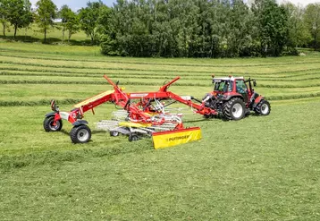 Les nouveaux andaineurs doubles à dépose latérale Pöttinger Top VT 6820 S et 7620 S gagnent en compacité et en maniabilité.