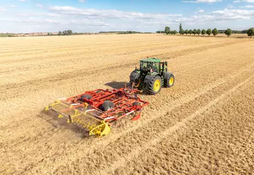 Scalpeur Plano VT 6060 de Pöttinger au travail avec tracteur John Deere